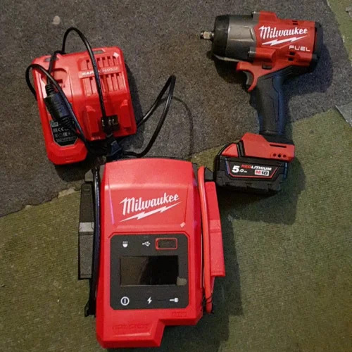 Używane urządzenie rozruchowe Milwaukee M18JS2000 i klucz udarowy Milwaukee